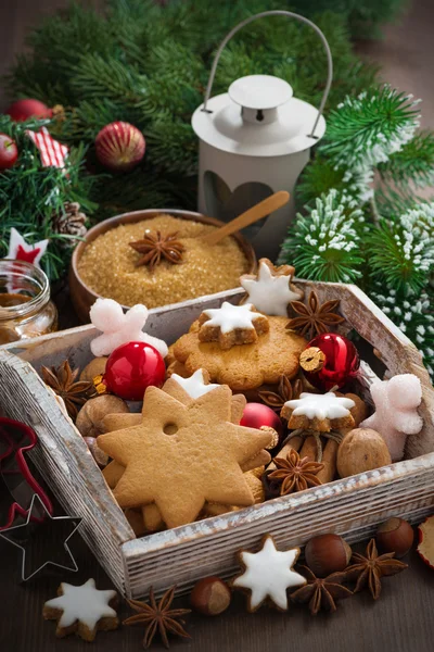 Caixa de madeira com biscoitos de Natal, especiarias e decorações — Fotografia de Stock