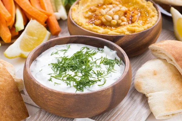 Yoghurt sauce and hummus, vegetables and pita — Stock Photo, Image