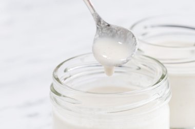 cam sürahi taze yoğurt, portre, seçici odak ile