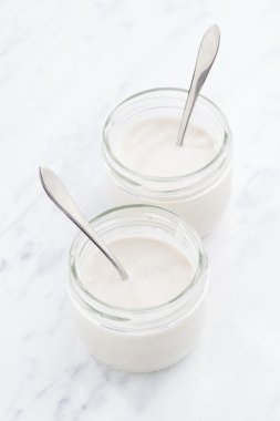 Cam Kavanoz taze yoğurt, üstten görünüm, dikey