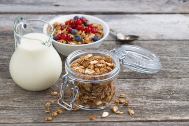 ev yapımı granola, süt ve taze çilek ile jar