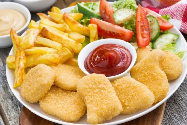tavuk nuggets, patates kızartması, salata, tatlı ile öğle yemeği