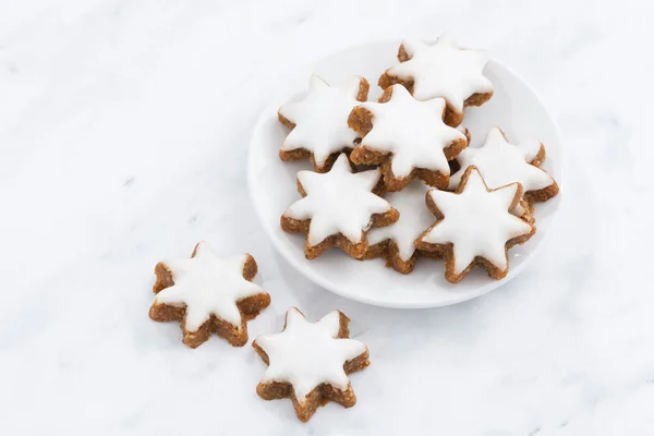 Galletas de Navidad estrellas sobre un fondo blanco — Foto de Stock