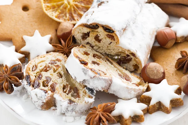 Natale Stollen, biscotti e spezie su un piatto, primo piano — Foto Stock