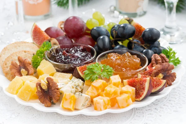 Вкусный сыр и фруктовая тарелка к празднику — стоковое фото