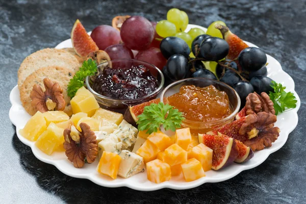 Antipasti festivi - formaggi, frutta e marmellate — Foto Stock