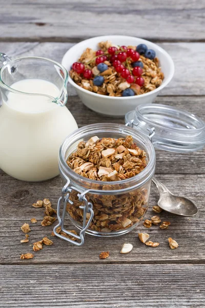 Frasco con granola casera, leche y bayas frescas — Foto de Stock