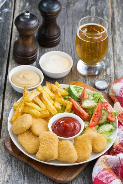 Almoço com nuggets de frango, batatas fritas, salada e cerveja — Fotografia de Stock