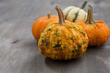 Gri bir ahşap zemin üzerine kabaklar