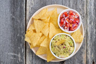 guacamole, domates salsa ve mısır cipsi bir tabakta Üstten Görünüm
