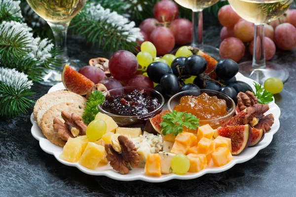 Appetizers to the holiday - cheeses, fruits and jams — Stock Photo, Image