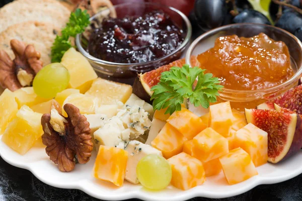 Vorspeisen zum Feiertag - Käse, Obst und Marmelade — Stockfoto