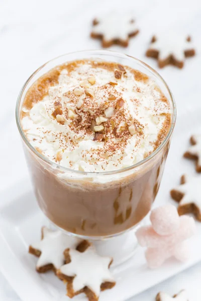 Feestelijke pompoen latte en amandel koekjes, bovenaanzicht, close-up — Stockfoto