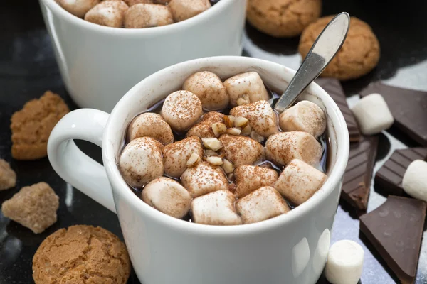 Pyszne kakaowe z prawoślazu i ciasteczka, zbliżenie — Zdjęcie stockowe