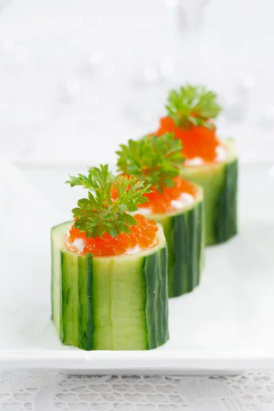 Cucumber tartlets with cream cheese and red caviar, vertical — Stock Photo, Image