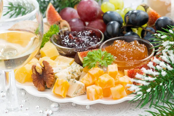 Деликатес с сыром и фруктами, крупным планом — стоковое фото