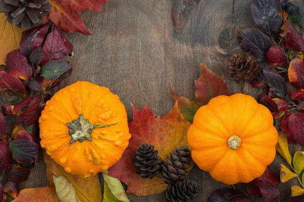 Wooden background with pumpkins and autumn leaves — Stock Photo, Image