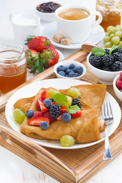Heerlijk ontbijt - pannenkoeken met verse bessen en honing — Stockfoto