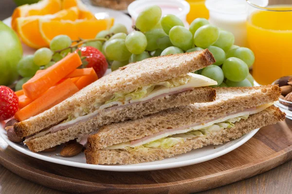 Lunch with sandwiches, drinks and fresh fruit — Stock Photo, Image