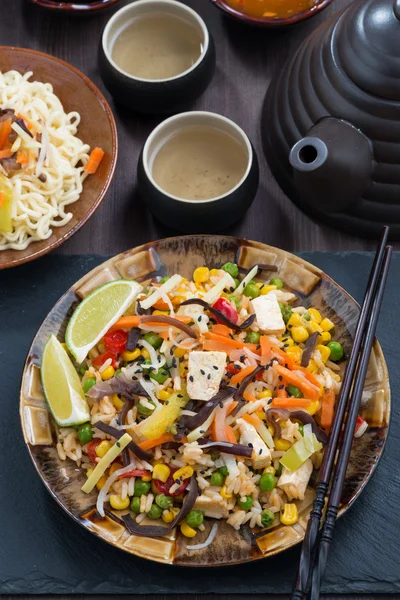 Asiatisches Mittagessen - gebratener Reis mit Tofu und Gemüse, senkrecht, oben — Stockfoto