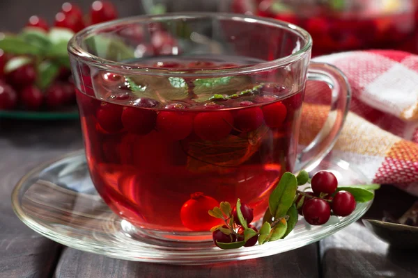 Beerentee in Tasse auf dunklem Holztisch — Stockfoto