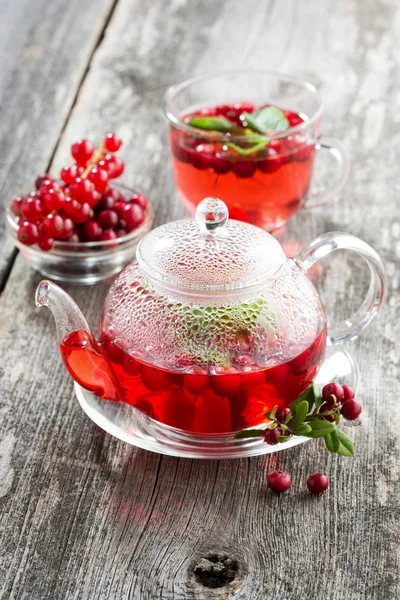 Berry tea on wooden table — Stock Photo, Image