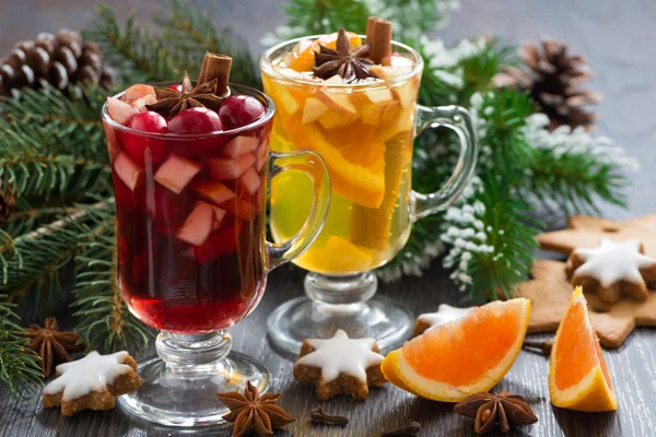 Bebidas navideñas festivas, galletas y especias — Foto de Stock