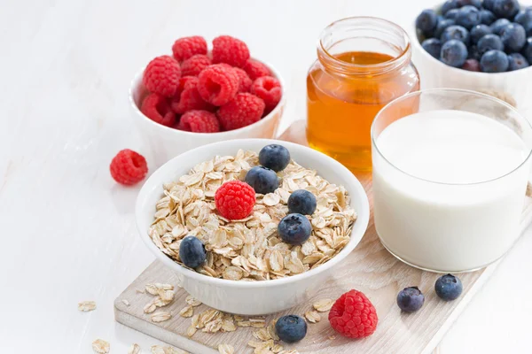 Mat för en hälsosam frukost på vitt bord — Stockfoto