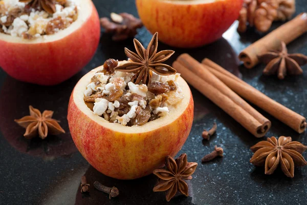 Voorbereid voor het bakken van gevulde appels op een zwarte achtergrond — Stockfoto