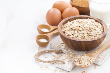 yulaf gevreği ve malzemelerin üzerine beyaz masa, sizin metin için yer