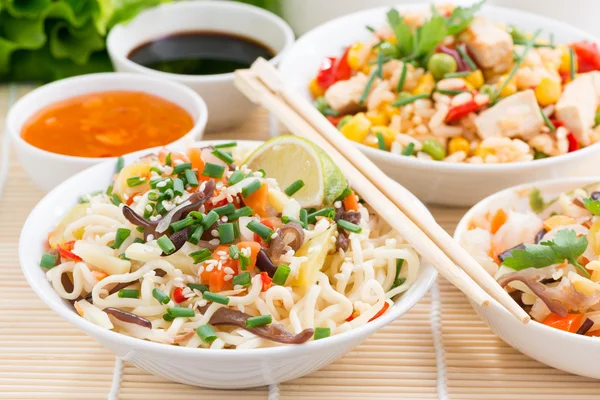 Ázsiai élelmiszer - tészta zöldségekkel és a Zöldek, a sült rizs — Stock Fotó