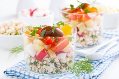 süzme peynir bir cam ile taze sebze salatası