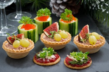 Neşeli Noel mini meze koyu arka plan üzerinde kümesi