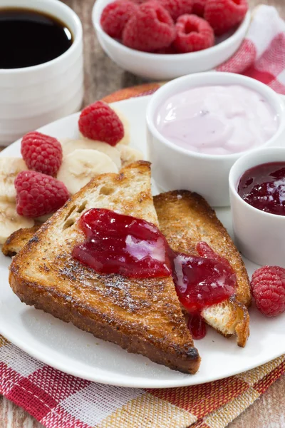 Sweet toasts with fresh raspberry, jam and yoghurt for breakfast — Stock Photo, Image