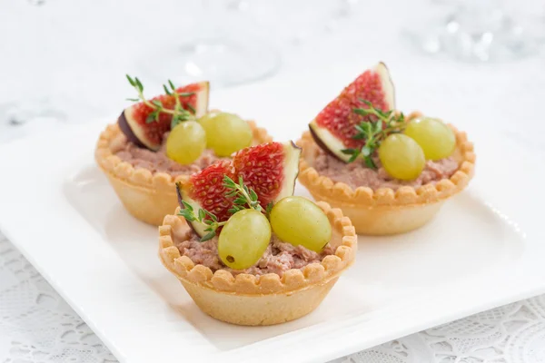 Tartelettes avec pâté de foie et fruits — Photo