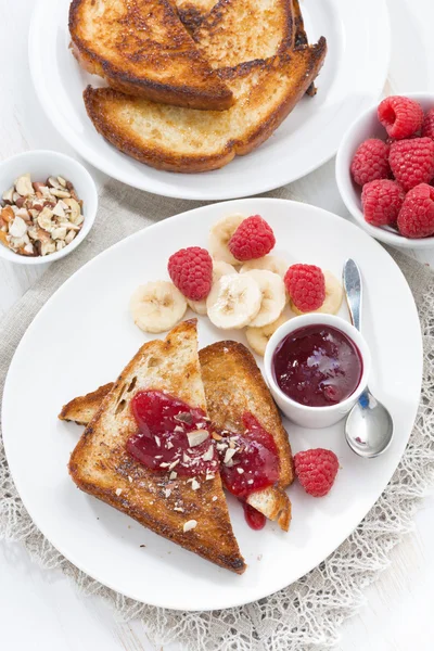 Sladká snídaně - křupavé toasty s malinami, banán a džemem — Stock fotografie