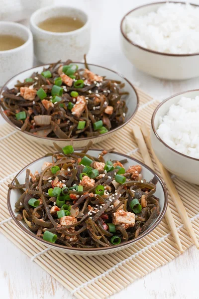 Salad kubis laut hangat dengan tahu dalam mangkuk, vertikal — Foto Stok Gratis