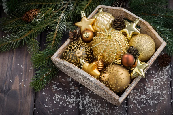 Scatola di legno con decorazioni natalizie dorate sul tavolo, vista dall'alto — Foto Stock