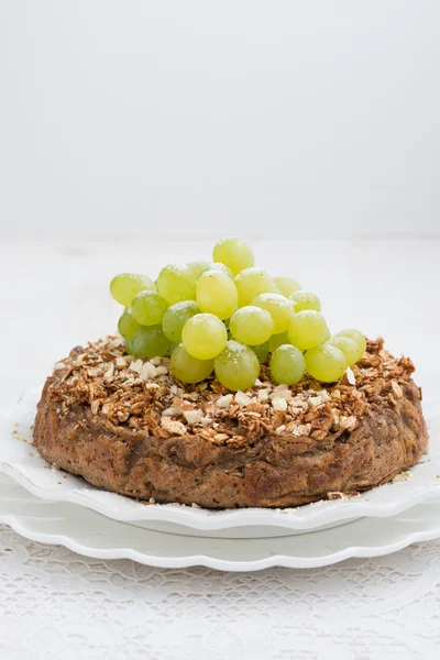 Whole nut pie with grapes, vertical — Stock Photo, Image