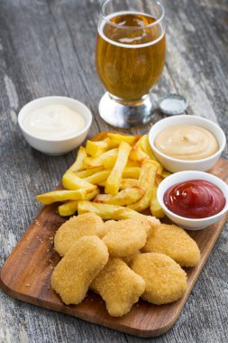 tavuk nuggets kızartması, farklı sos ve bir cam ile