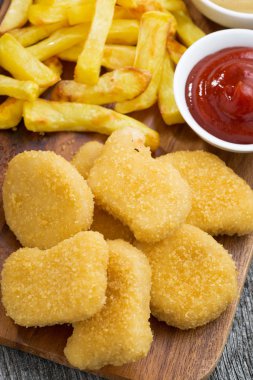 tavuk nuggets kızartması ve domates sosu, closeup ile