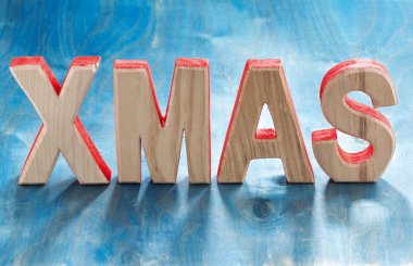 Dekoratif ahşap xmas mavi bir arka plan üzerinde harfler.
