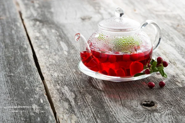 Berry tea in glass teapot — Stock Photo, Image