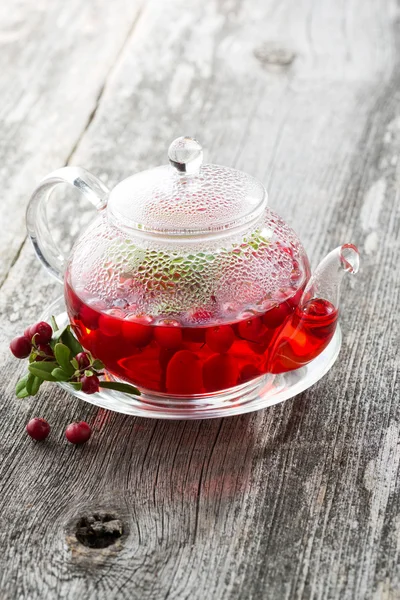 Ягодный чай в стеклянном чайнике — стоковое фото
