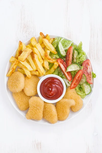 Nuggets de frango, batatas fritas e salada de legumes, vertical — Fotografia de Stock