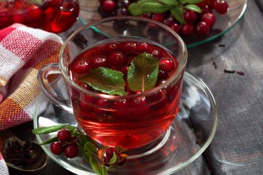 Berry çay Kupası koyu ahşap tablo