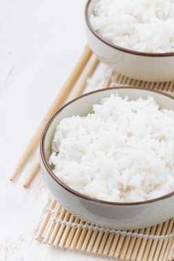 Çince geleneksel beyaz pirinç, closeup dikey Buhar