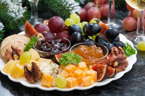 Appetizers to the holiday - cheeses, fruits and jams, closeup — Stock Photo, Image