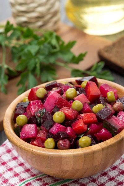 Russische rode bieten salade vinaigrette in een kom, verticale — Stockfoto