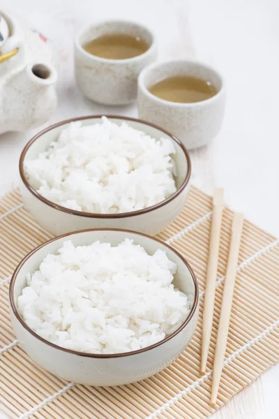 Vapor tradicional chinês arroz branco e chá verde — Fotografia de Stock